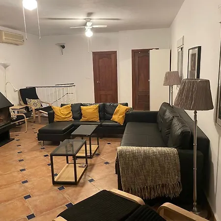 10 Bed Villa With Private Garden And Pool *