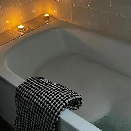 Βίλα Lovely 10-bed With Private Pool & Garden